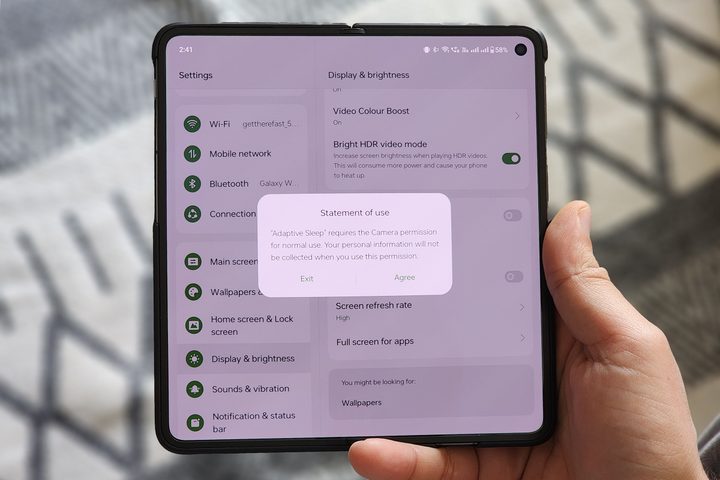 Adapative Sleep setting on OnePlus Open keeps the display lit until you are looking at it.
