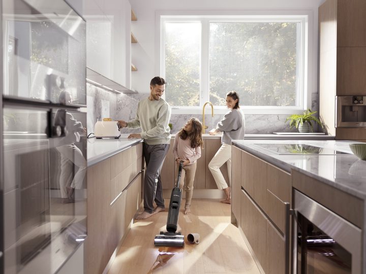 Tineco FLOOR ONE S7 PRO child using to clean up