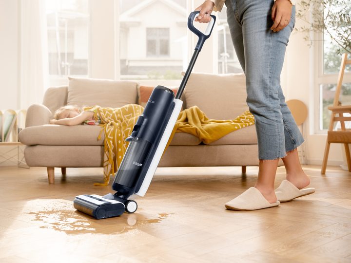 Tineco Floor One S5 blue cleaning spill