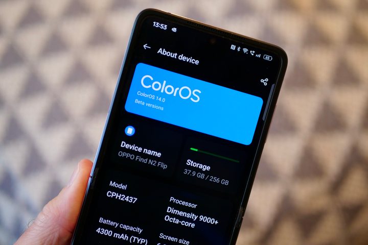 The ColorOS 14 splash page on the Oppo Find N2.