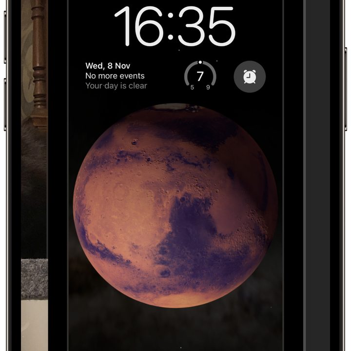 Opening the iPhone 15's lock screen customisation interface.