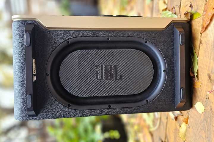JBL Authentics 300 bottom.