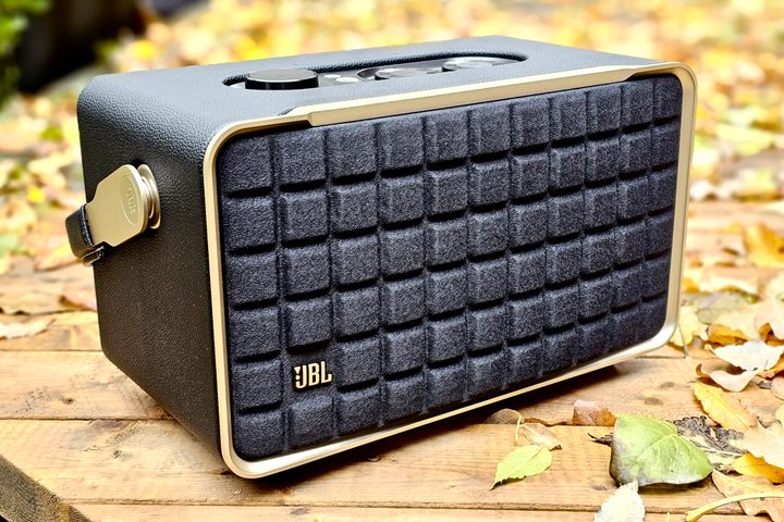 JBL Authentics 300 handle lowered.