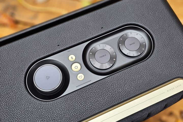 JBL Authentics 300 top controls.