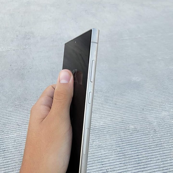 A possible Samsung Galaxy S24 Ultra in the wild.