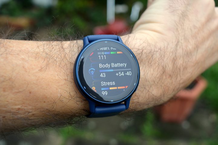 The Garmin Vivoactive 5 outside, on a wrist. The Glances menu is on.
