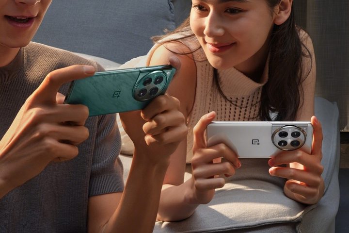 People holding OnePlus 12 green and silver colors in hands.