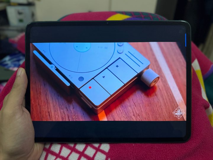 Holding the OnePlus Pad Go.