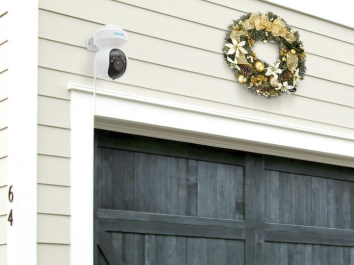 Reolink holiday security camera protecting garage out front
