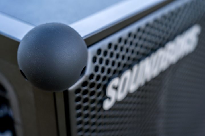 Protective silicone balls on the corners of the Soundboks 4.
