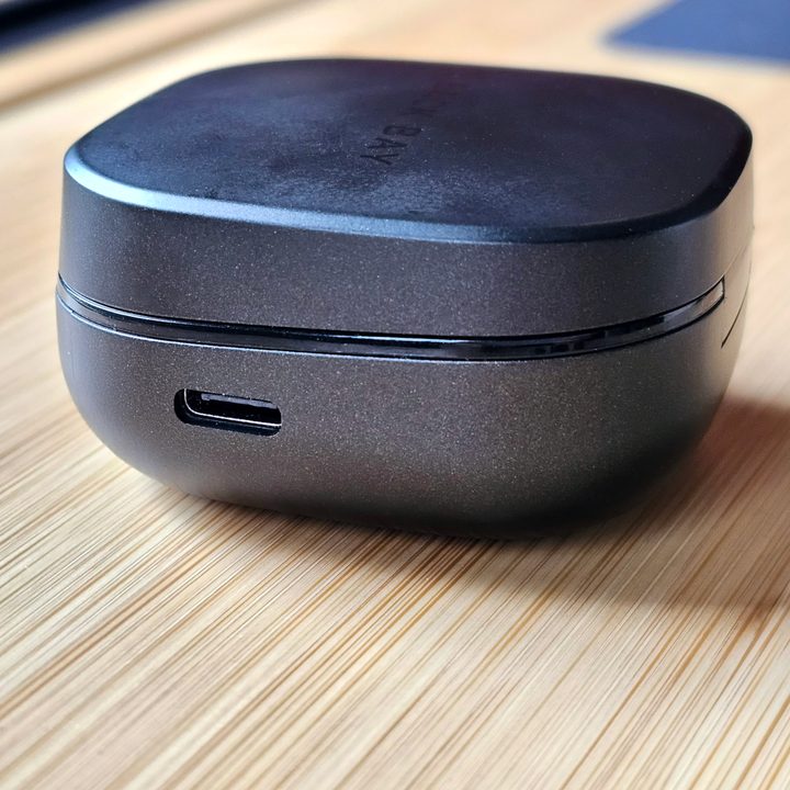 Back Bay FirstClass 70 charging case, side view.