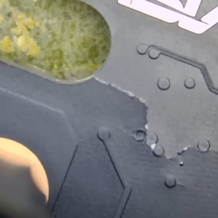 A crack in the PCB of the RTX 4090.