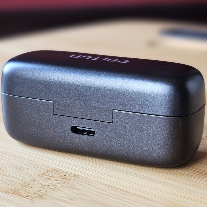EarFun Free Pro 3 wirelessly charging case (back).