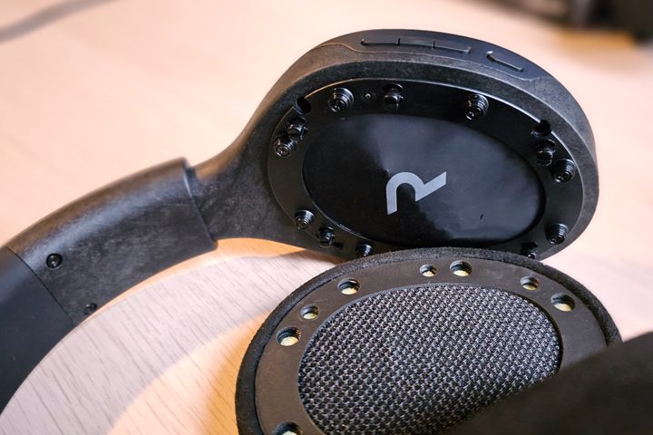 Hed Unity with earcushion removed from right earcup.