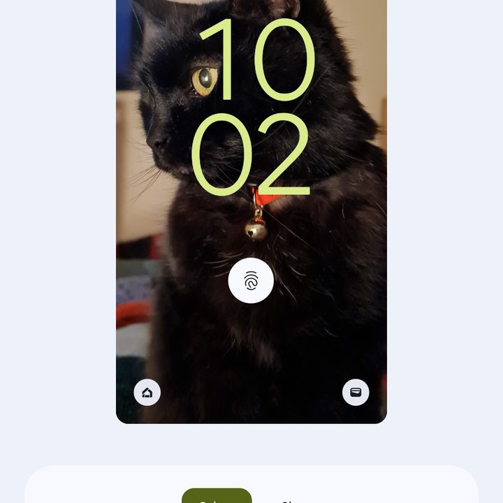 Changing the lock screen clock design in Android 14.