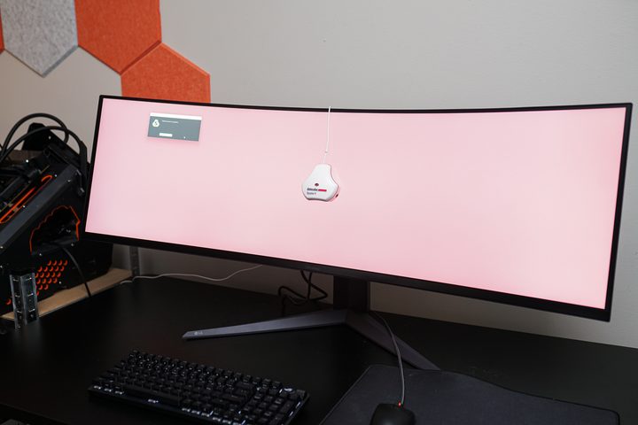 A color accuracy test running on the LG UltraGear 45 monitor.