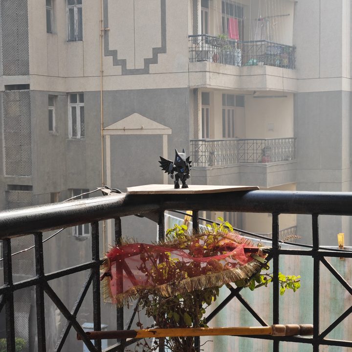 Figurine captured in 2.5x zoom on the Honor Magic V2.