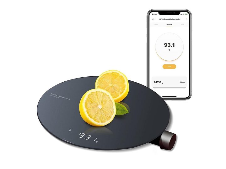 The Hoto Smart Food Scale with its companion app.