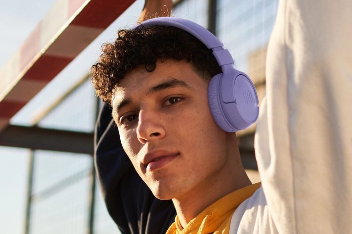 JBL Tune 520BT in purple.