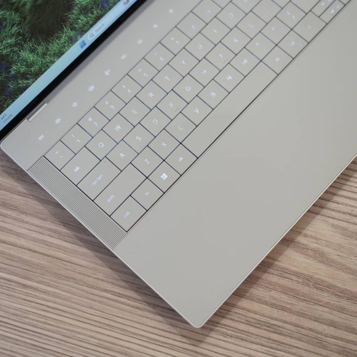The keyboard and touchpad of the XPS 14.