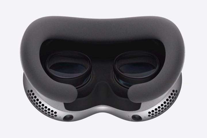 The Apple Vision Pro works with Zeiss optical inserts for vision correction.