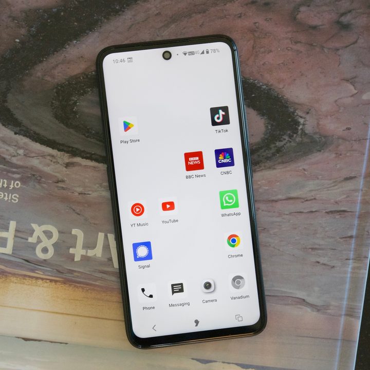 The "Piazza" page on a smartphone running Apostrophy OS.