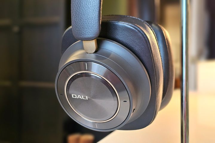 Dali IO-12 right earcup.