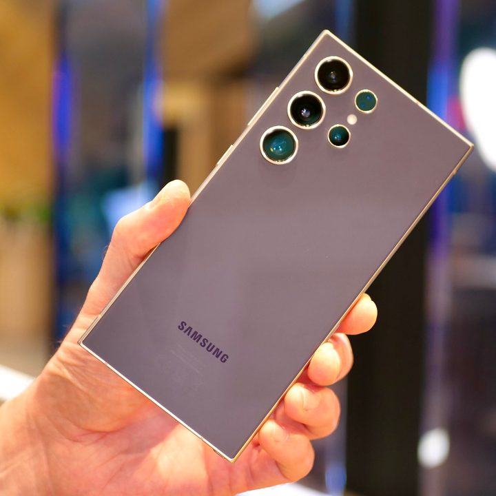 A person holding the Samsung Galaxy S24 Ultra.