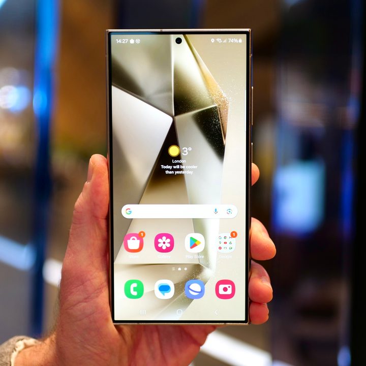 A person holding the Samsung Galaxy S24 Ultra showing the screen.