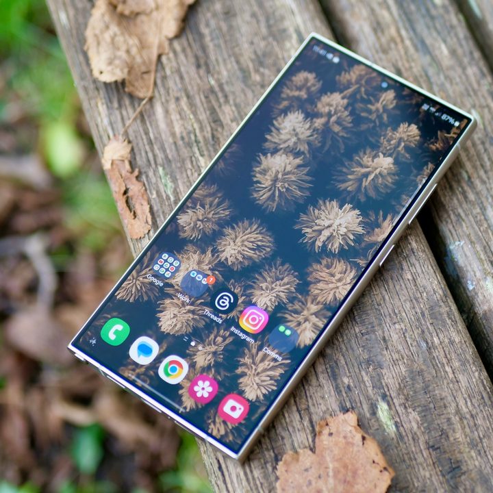 The Samsung Galaxy S24 Ultra's screen, resting on a bench.