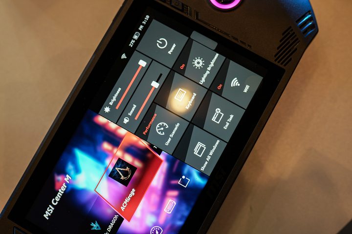 Game overlay on the MSI Claw handheld.