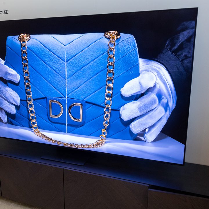 Samsung 2024 S95 D OLED TV showing its anti-glare feature.