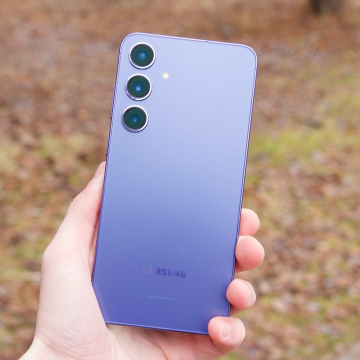 Someone holding the violet/purple Samsung Galaxy S24 Plus.