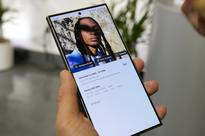 Someone using the Edit Suggestions feature on the Samsung Galaxy S24 Ultra.