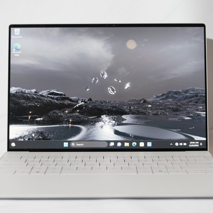 The display of the Dell XPS 13 on a white backdrop.