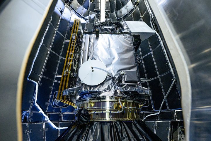 NASA and SpaceX technicians safely encapsulate NASA’s PACE (Plankton, Aerosol, Cloud, ocean Ecosystem) spacecraft in SpaceX’s Falcon 9 payload fairings on Tuesday, Jan. 30, 2024, at the Astrotech Space Operations Facility near the agency’s Kennedy Space Center in Florida.