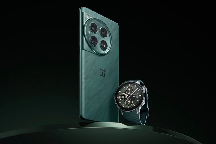 OnePlus Watch in green.