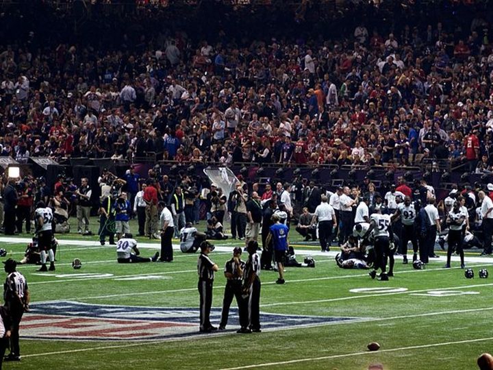 A blackout occurs at the Superdome during the Super Bowl.