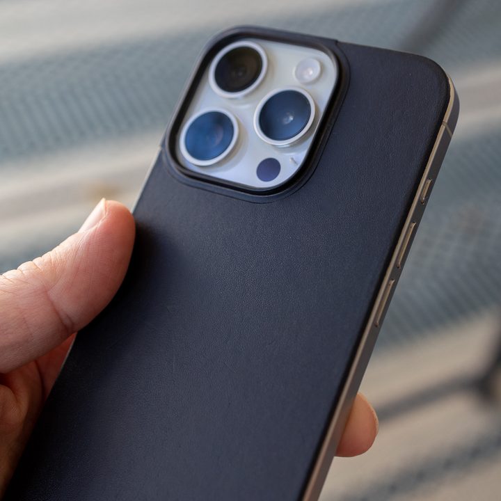 The Nomad Magnetic Leather Back Case on an iPhone 15 Pro.