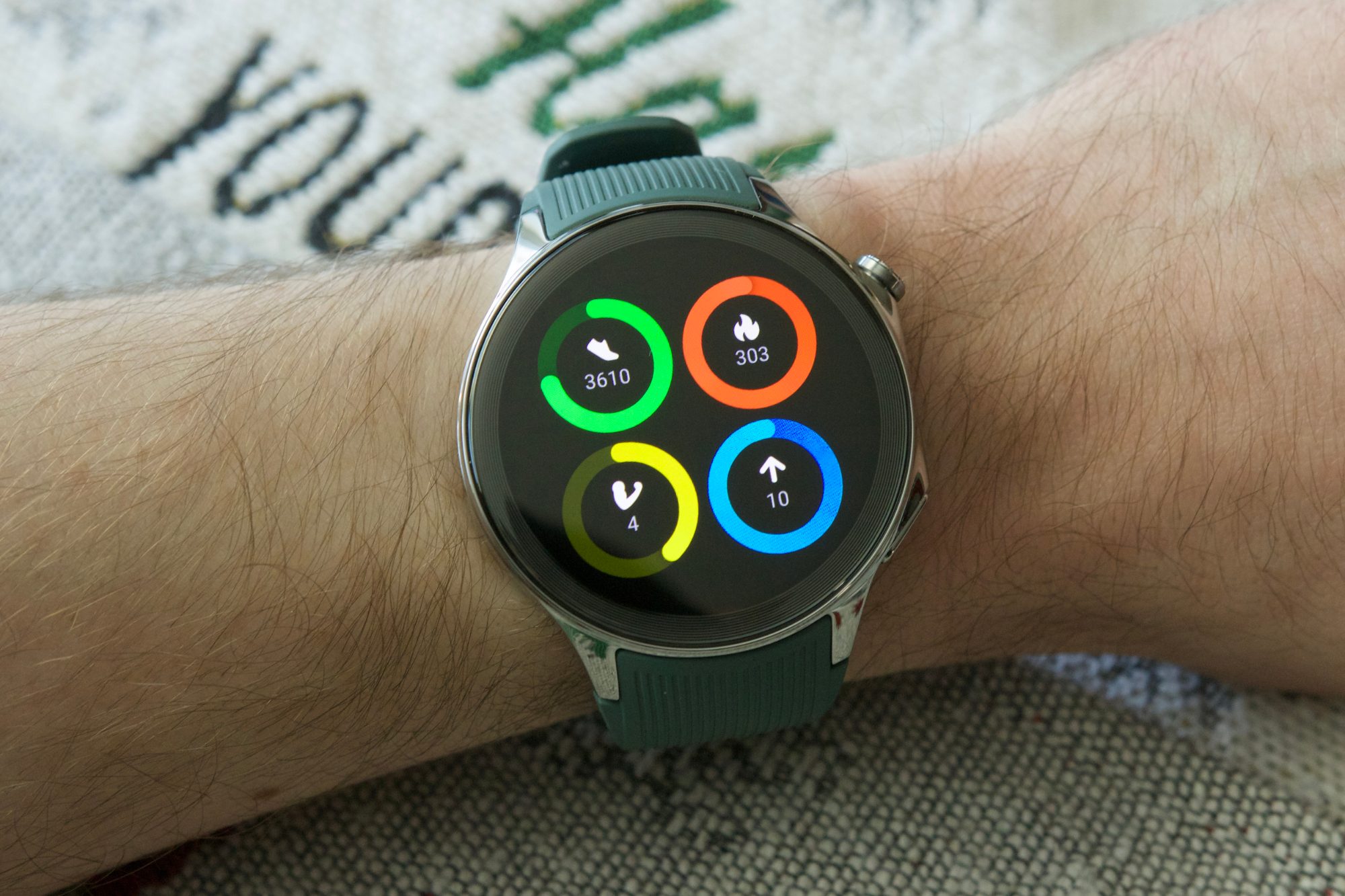 Activity tracking widget on the OnePlus Watch 2.