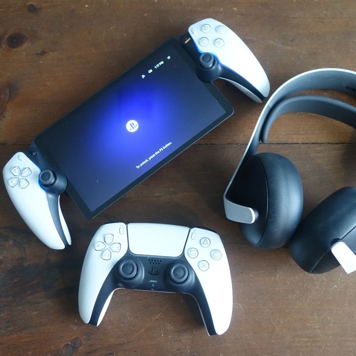 A Pulse Elite, DualSense, and PlayStation Portal sit on a table.