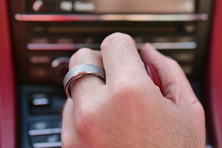 A person wearing the RingConn Smart Ring.