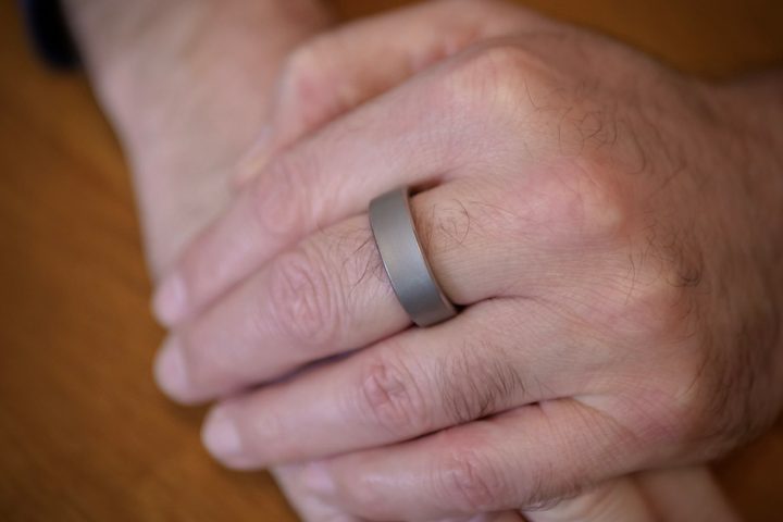 A person wearing the RingConn Smart Ring.