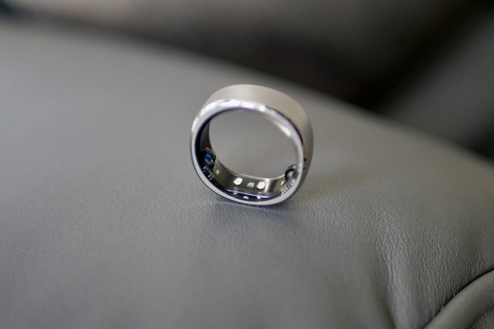 The RingConn Smart Ring seen from the side, showing the sensors.
