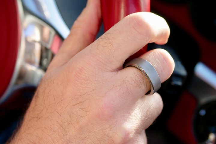 A person wearing the RingConn Smart Ring.