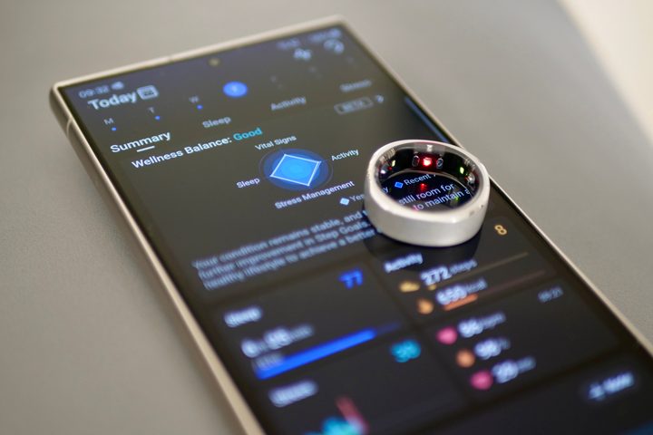 The RingConn Smart Ring placed on a phone screen showing the RingConn app.