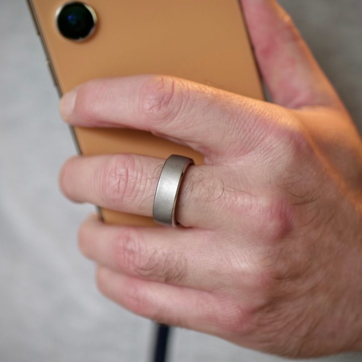 A person wearing the RingConn Smart Ring.