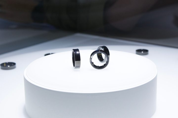 Multiple Samsung Galaxy Rings being shown off at MWC.