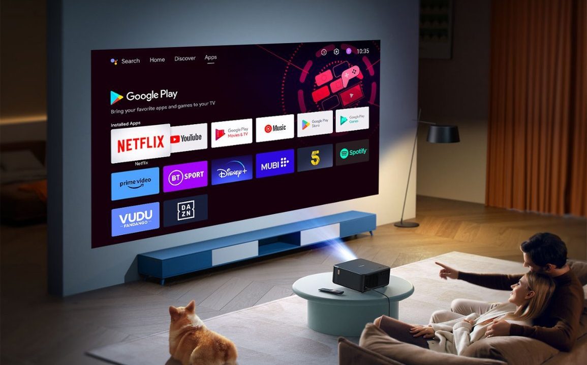 A family enjoys the Yaber 1080p projector.