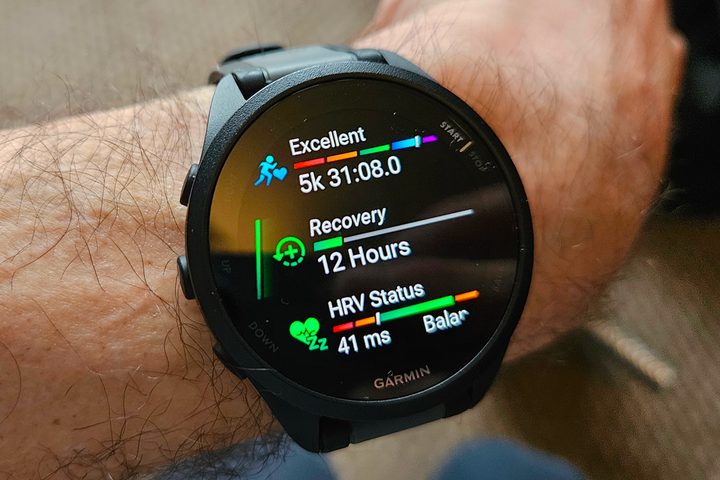 The Glances menu in the Garmin Forerunner 165 Music.